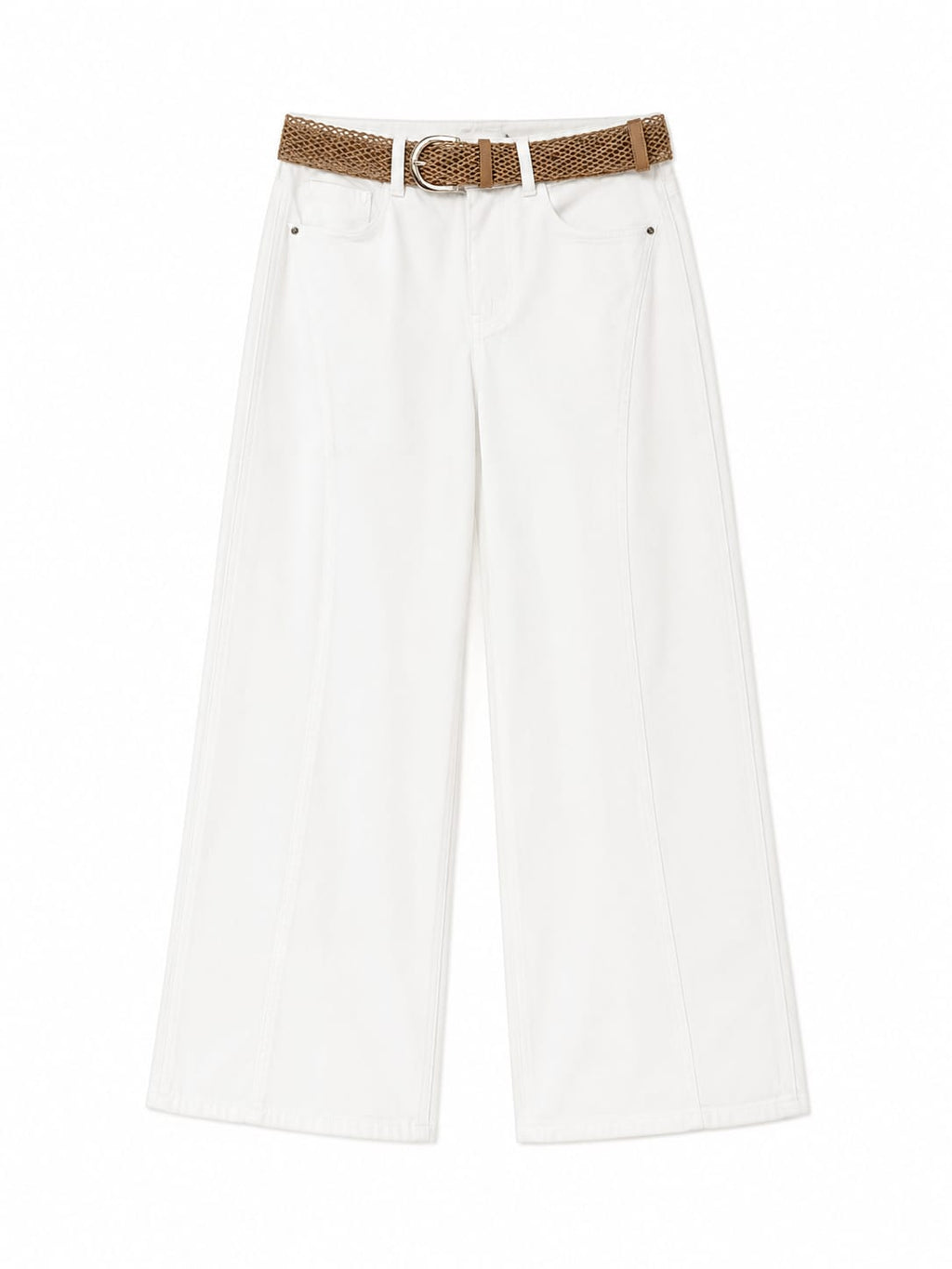 Women whit wide-leg pants with woven belt